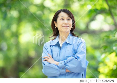 作業着の女性　新緑　 104608429