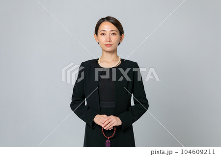 喪服の女性 喪服の女性 104609211