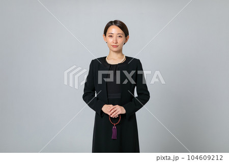 喪服の女性 喪服の女性 104609212