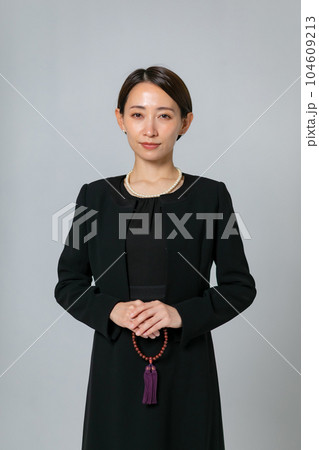 喪服の女性 104609213