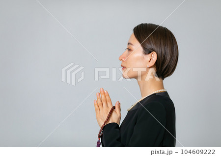 喪服の女性 104609222