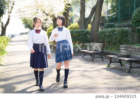 高画質　学生内衣 明るい屋外を並んで歩く2人の女子中学生 学校 制服 スクールライフの写真素材 [104609325] - PIXTA