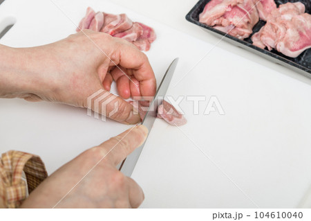 【焼き鳥豚タンの下処理をする主婦 包丁有】 【焼き鳥豚タンの下処理をする主婦 包丁有】 104610040
