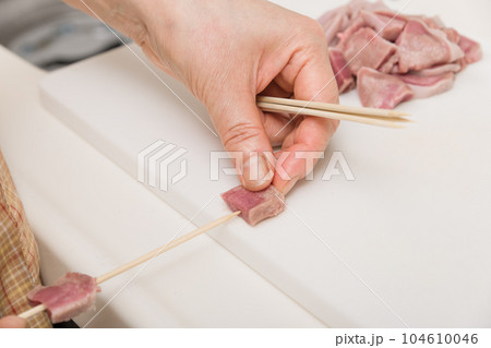 【焼き鳥豚タンの串打ちをする主婦】 【焼き鳥豚タンの串打ちをする主婦】 104610046