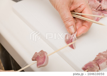 【焼き鳥豚タンの串打ちをする主婦】 【焼き鳥豚タンの串打ちをする主婦】 104610050