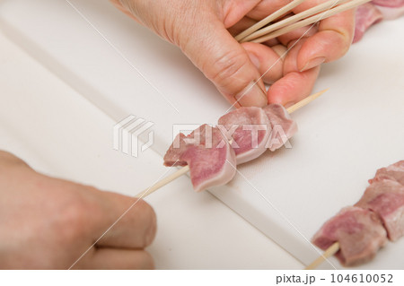 【焼き鳥豚タンの串打ちをする主婦】 【焼き鳥豚タンの串打ちをする主婦】 104610052