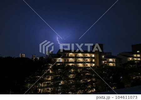 夜 稲妻 雷 落雷 稲光 空 雲 風景 光 かみなり マンション 公団 夜 稲妻 雷 落雷 稲光 空 雲 風景 光 かみなり マンション 公団 104611073