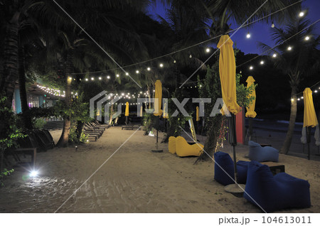 ベトナム カットバ島のリゾートホテルのビーチ 夜 ベトナム カットバ島のリゾートホテルのビーチ 夜 104613011