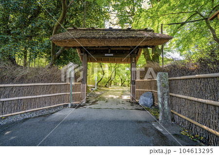 中山道赤坂宿　お茶屋屋敷跡の景色　入り口の茅葺き屋根の門 104613295