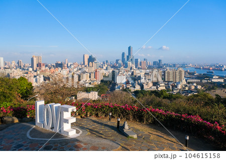 台湾 高雄市、寿山情人観景台から見る街並み 104615158