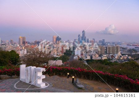 台湾 高雄市、寿山情人観景台から見る夕暮れの街並み 台湾 高雄市、寿山情人観景台から見る夕暮れの街並み 104615161