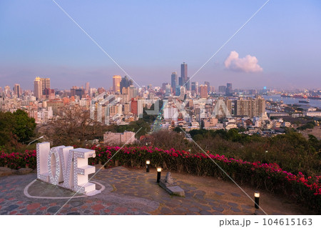 台湾 高雄市、寿山情人観景台から見る夕暮れの街並み 104615163