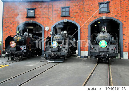 奇跡の絶景♪ 同形式・蒸気機関車3両の威風… 扇形機関庫に並ぶ3両のSL大樹 奇跡の絶景♪ 同形式・蒸気機関車3両の威風… 扇形機関庫に並ぶ3両のSL大樹 104616198