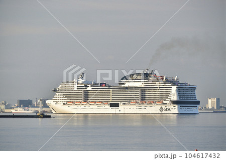 夏の北海道函館市函館港に寄港するクルーズ船MSCベリッシマ号の風景を撮影 夏の北海道函館市函館港に寄港するクルーズ船MSCベリッシマ号の風景を撮影 104617432
