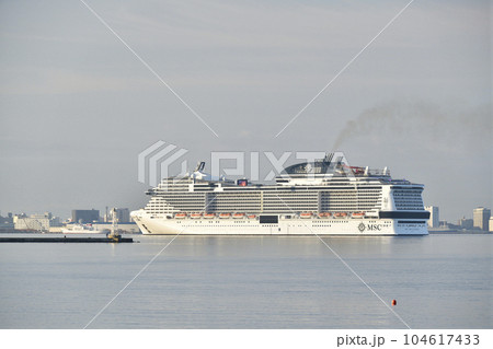 夏の北海道函館市函館港に寄港するクルーズ船MSCベリッシマ号の風景を撮影 夏の北海道函館市函館港に寄港するクルーズ船MSCベリッシマ号の風景を撮影 104617433