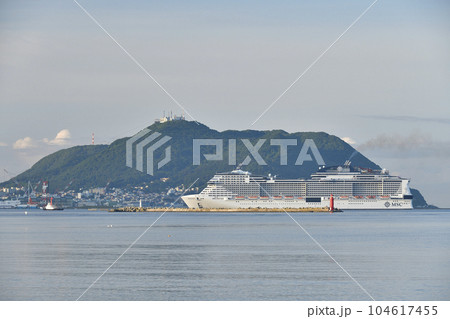 夏の北海道函館市函館港に寄港するクルーズ船MSCベリッシマ号の風景を撮影 104617455