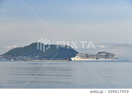 夏の北海道函館市函館港に寄港するクルーズ船MSCベリッシマ号の風景を撮影 夏の北海道函館市函館港に寄港するクルーズ船MSCベリッシマ号の風景を撮影 104617459