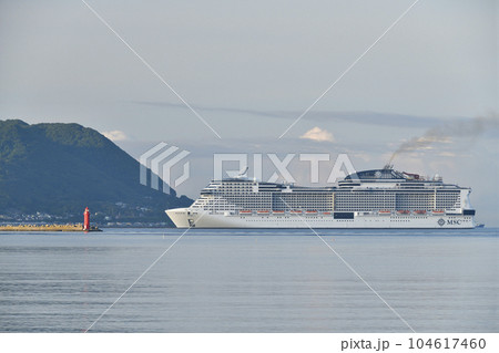 夏の北海道函館市函館港に寄港するクルーズ船MSCベリッシマ号の風景を撮影 夏の北海道函館市函館港に寄港するクルーズ船MSCベリッシマ号の風景を撮影 104617460