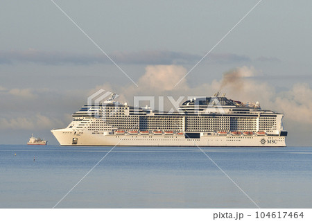 夏の北海道函館市函館港に寄港するクルーズ船MSCベリッシマ号の風景を 