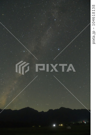 北杜市白州町、南アルプスから立上る天の川銀河 104618138