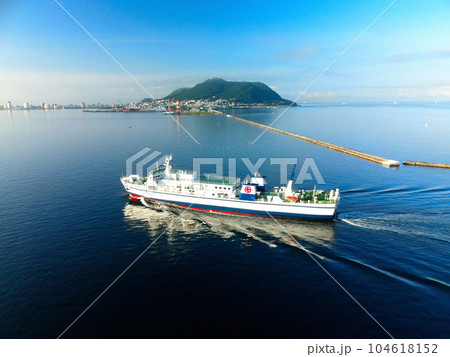 夏の北海道函館市函館港で津軽海峡フェリーの風景を撮影 夏の北海道函館市函館港で津軽海峡フェリーの風景を撮影 104618152