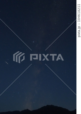 北杜市白州町、南アルプスから立上る天の川銀河 北杜市白州町、南アルプスから立上る天の川銀河 104618211