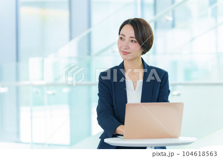 オフィスでパソコンを使うビジネスウーマン 104618563