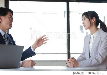 1on1_男性上司からのコーチング_良い評価に笑顔のビジネスウーマン_1 104618569