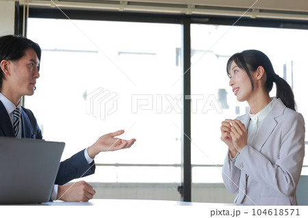 1on1_男性上司からのコーチング_良い評価に笑顔のビジネスウーマン_2 1on1_男性上司からのコーチング_良い評価に笑顔のビジネスウーマン_2 104618571