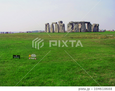 英国　ソールズベリーの古代遺跡 環状列石 ストーン・ヘンジ 104618688