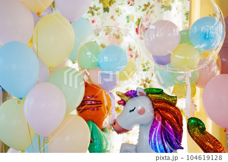 Aerodesign. Decorating a children's party with balloons 104619128