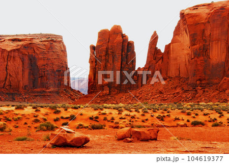 コロラド高原 モニュメント・バレー ノースウインドウの南からキャメル・ビュートを望む コロラド高原 モニュメント・バレー ノースウインドウの南からキャメル・ビュートを望む 104619377