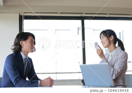 1on1_女性上司からのコーチング_部下の男性に期待している役割を話す女性_1 104619438