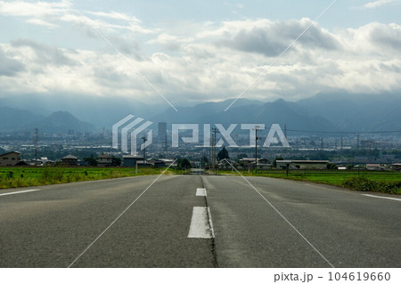 一本道と山形市街 104619660