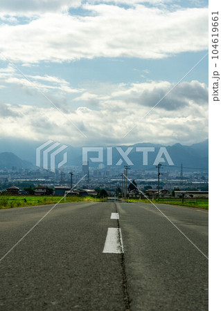 一本道と山形市街 104619661