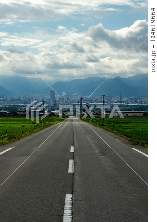 一本道と山形市街 104619664