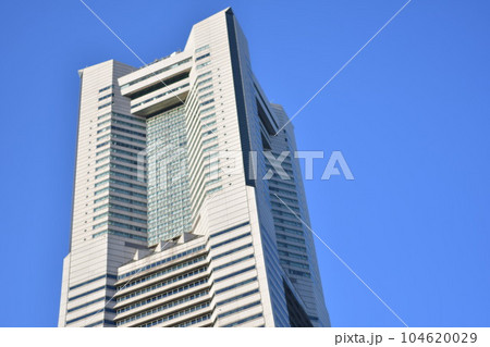青空に映えるランドマークタワー 青空に映えるランドマークタワー 104620029