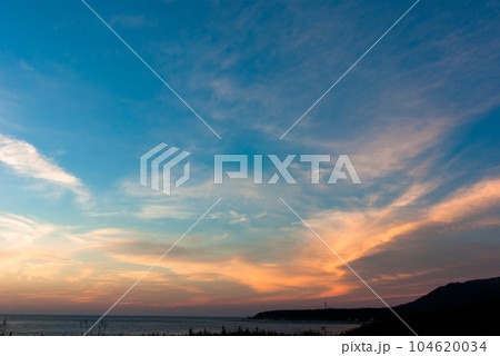 夕焼けと青空日本海寿都町付近にて 104620034