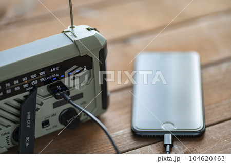 防災ラジオからスマホに充電中 防災ラジオからスマホに充電中 104620463