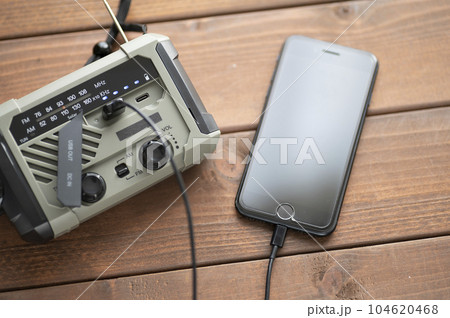 防災ラジオからスマホに充電中 防災ラジオからスマホに充電中 104620468