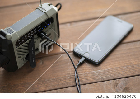 防災ラジオからスマホに充電中 防災ラジオからスマホに充電中 104620470