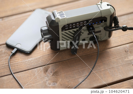 防災ラジオからスマホに充電中 防災ラジオからスマホに充電中 104620471