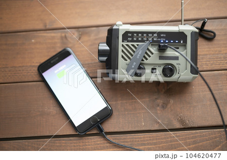 防災ラジオからスマホに充電中 104620477
