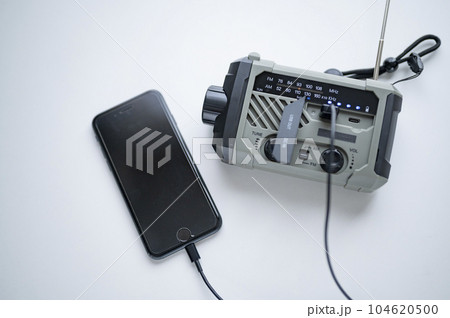 防災ラジオからスマホに充電中 防災ラジオからスマホに充電中 104620500