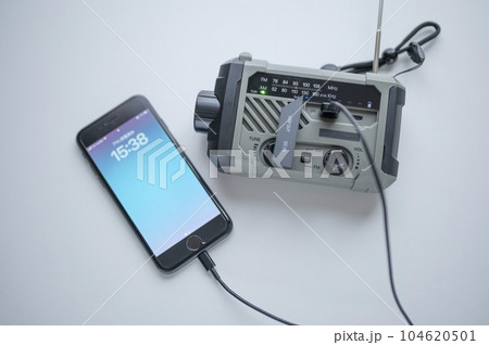 防災ラジオからスマホに充電中 防災ラジオからスマホに充電中 104620501