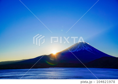 (山梨県)冬の本栖湖から望む富士山の夜明け (山梨県)冬の本栖湖から望む富士山の夜明け 104621978