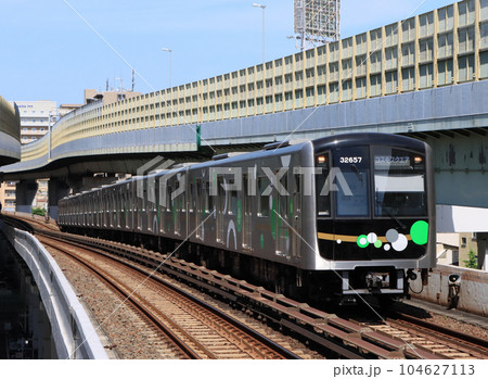 大阪メトロ中央線を走る30000系電車 大阪メトロ中央線を走る30000系電車 104627113