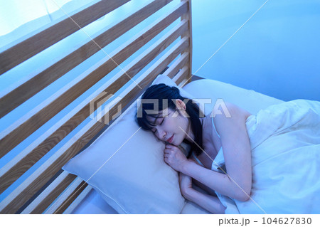 ベッドで眠る女性 ベッドで眠る女性 104627830