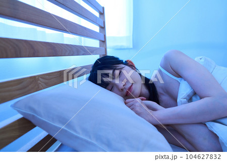 ベッドで眠る女性 ベッドで眠る女性 104627832
