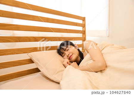 ベッドで眠る女性 104627840